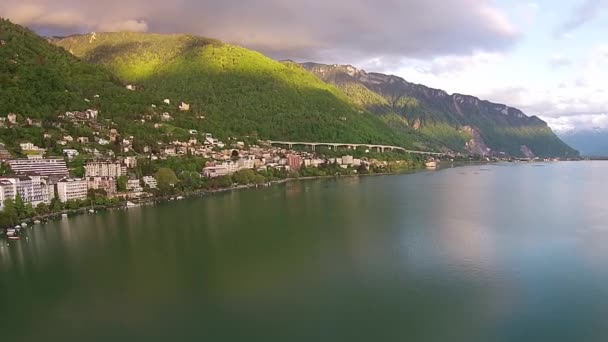 Vista aérea sobre Montreux cidade sobre lago geneva — Vídeo de Stock