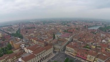İtalya'da Verona şehrinin havadan görünümü.