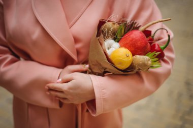 Özgün alışılmadık yenilebilir sebze ve meyve buketi 