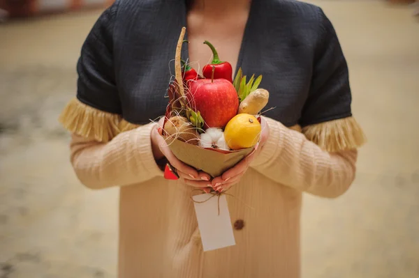 El original inusual ramo de verduras y frutas comestibles — Foto de Stock