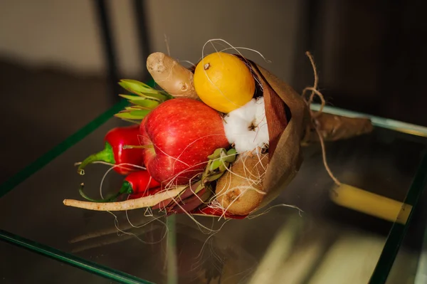 Původní neobvyklé jedlé zeleninové a ovocné kytice — Stock fotografie