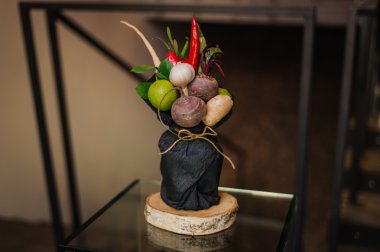 Özgün alışılmadık yenilebilir sebze ve meyve buketi  