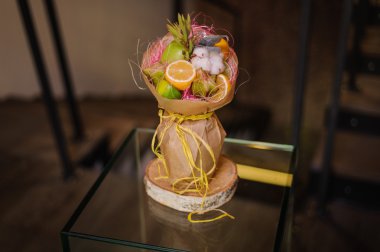 Özgün alışılmadık yenilebilir sebze ve meyve buketi  