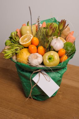 Özgün alışılmadık yenilebilir sebze ve meyve buketi kartı ile 