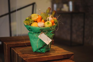 Özgün alışılmadık yenilebilir sebze ve meyve buketi kartı ile 