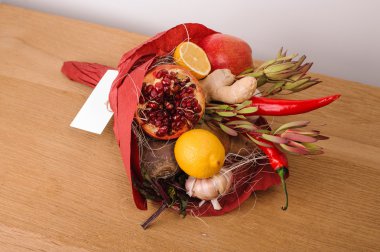 Özgün alışılmadık yenilebilir sebze ve meyve buketi kartı ile 