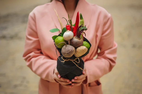 Původní neobvyklé jedlé zeleninové a ovocné kytice v rukou dívka — Stock fotografie