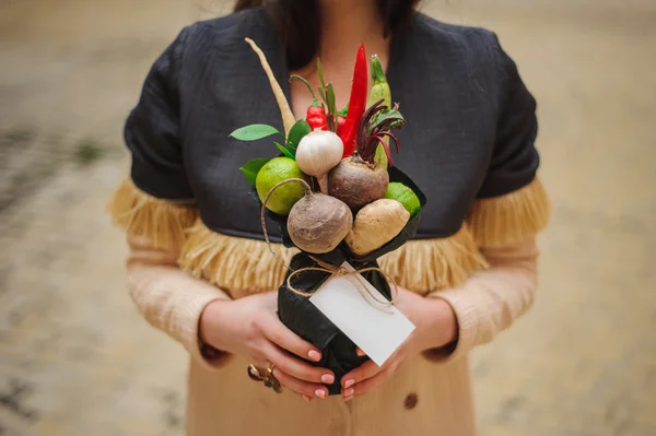Původní neobvyklé jedlé zeleninové a ovocné kytice s kartou v rukou dívka — Stock fotografie