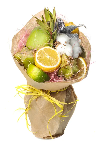 Beyaz izole özgün alışılmadık yenilebilir sebze ve meyve buketi 