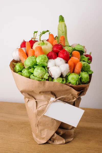 Özgün alışılmadık yenilebilir sebze ve meyve buketi kartı ile 