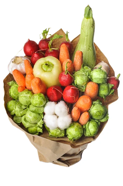 Beyaz izole özgün alışılmadık yenilebilir sebze ve meyve buketi 