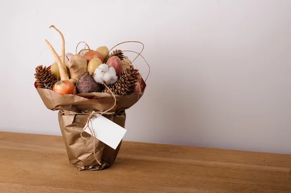 Původní neobvyklé jedlé zeleninové a ovocné kytice s kartou — Stock fotografie