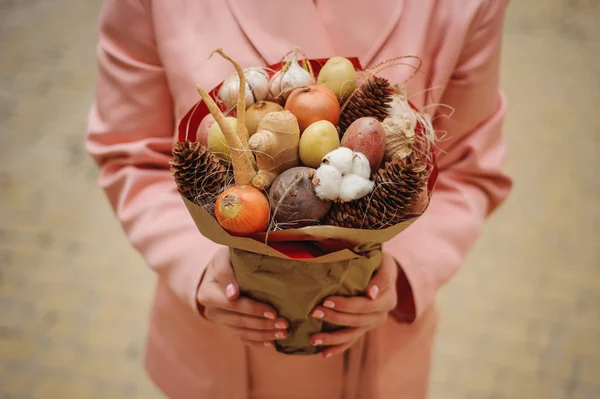 Az eredeti szokatlan ehető zöldség- és gyümölcs csokor nő kezedben — Stock Fotó