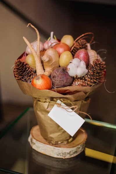 El original inusual ramo de verduras y frutas comestibles con tarjeta — Foto de Stock