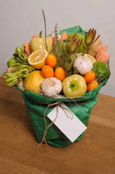 Özgün alışılmadık yenilebilir sebze ve meyve buketi kartı ile 