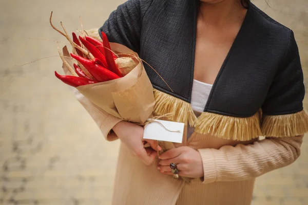 El ramo original insólito comestible vegetal y de frutas con la tarjeta en las manos femeninas — Foto de Stock