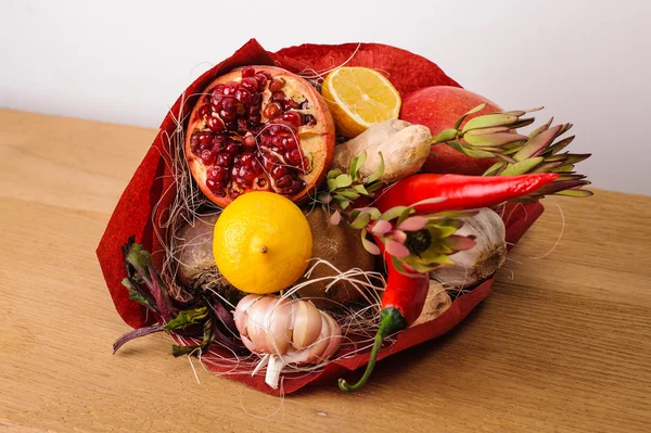 Het oorspronkelijke ongebruikelijke eetbare groente- en fruitsector boeket met kaart — Stockfoto