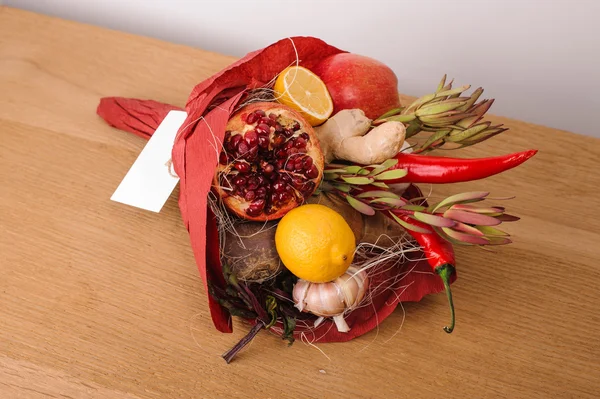 Özgün alışılmadık yenilebilir sebze ve meyve buketi kartı ile 