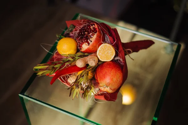 Özgün alışılmadık yenilebilir sebze ve meyve buketi  