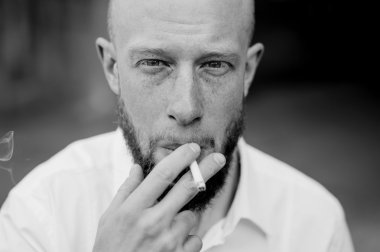 portre sakal siyah ve beyaz genç Kızıl saçlı adamla Sigara 