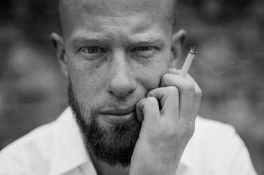 Genç portresi sigaret siyah ve beyaz adamla Kızıl saçlı sakallı 