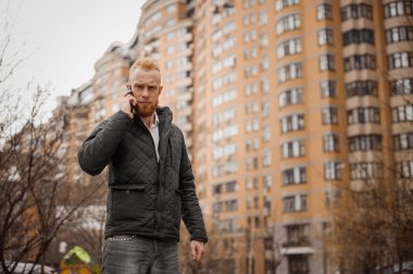 Dışarıda telefonla konuşan adam.