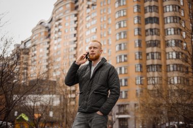 Dışarıda telefonla konuşan adam.