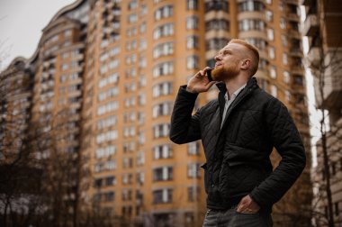 Dışarıda telefonla konuşan adam.