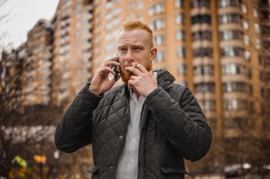 Dışarıda telefonla konuşan adam.