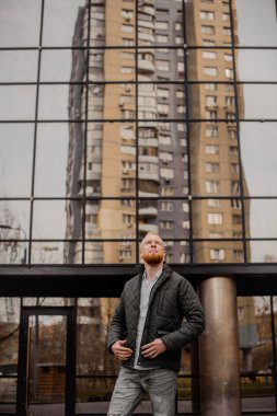 Kentsel şehir içinde zencefil adam 