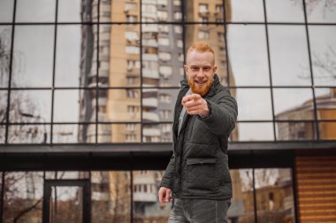 kamera doğru işaret eden yakışıklı genç