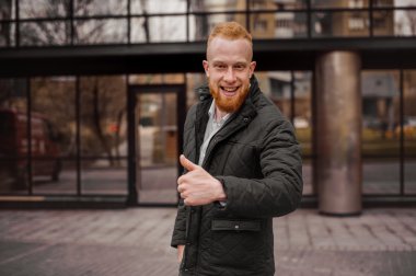 Genç casual adam başparmak yukarı 