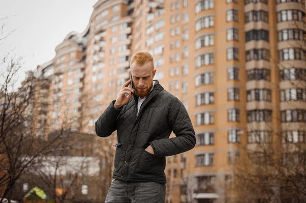 Dışarıda telefonla konuşan adam.