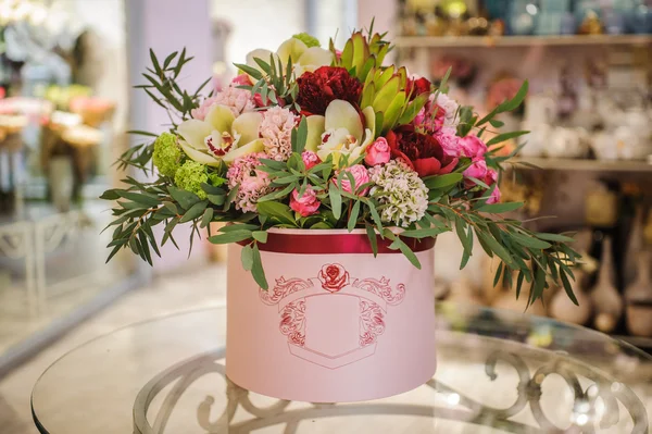 뚜껑을 가진 둥근 상자에 큰 밝은 핑크 꽃다발 — 스톡 사진