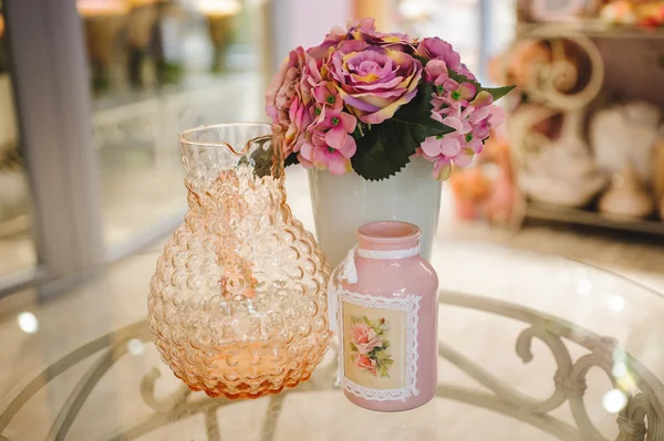 Рожеві півонії і ваза на столі — стокове фото