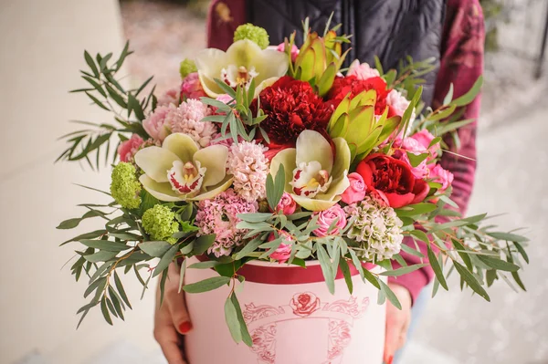 Grand bouquet rose vif en boîte ronde avec couvercle — Photo