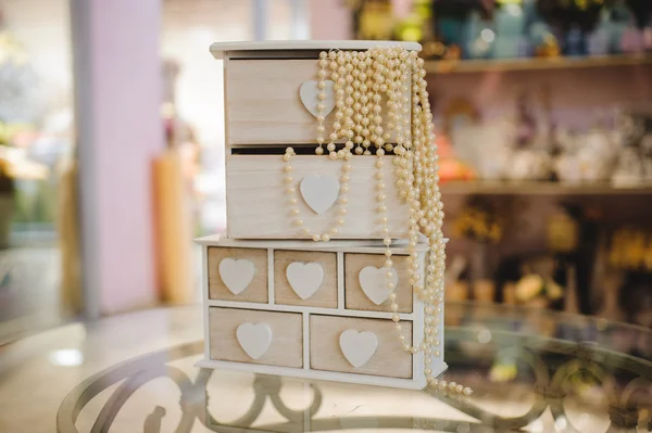 Caixa de madeira com colar de pérolas brancas — Fotografia de Stock