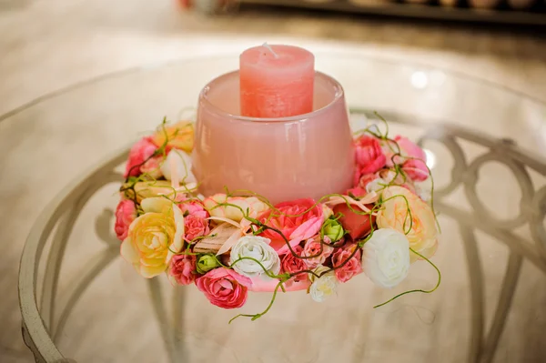 Mooie kaarsen met bloemen decor — Stockfoto
