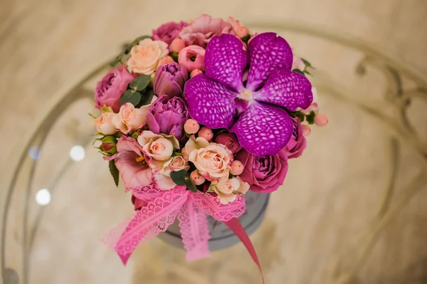 Petit bouquet de fleurs roses et violettes — Photo