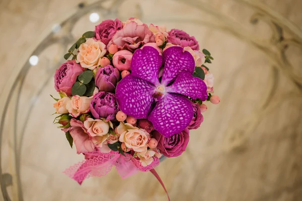 Kleiner Strauß rosa und lila Blumen — Stockfoto