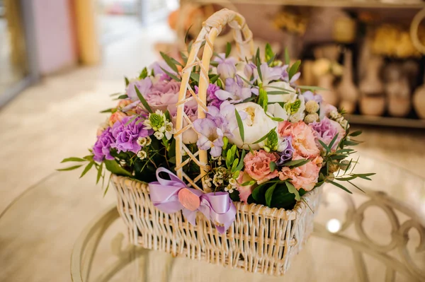 Belo buquê de flores mistas na cesta na mesa — Fotografia de Stock