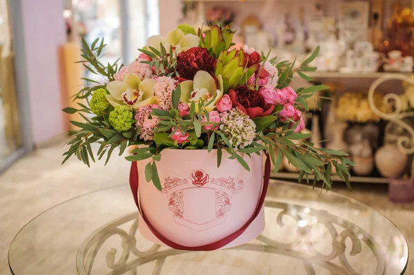 Grand bouquet rose vif en boîte ronde avec couvercle — Photo