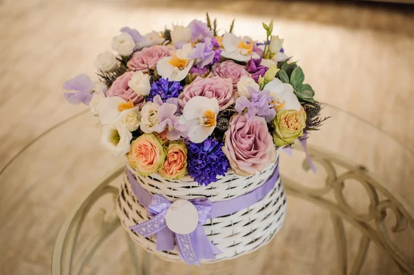 Beau bouquet violet de fleurs mixtes dans le panier sur la table — Photo