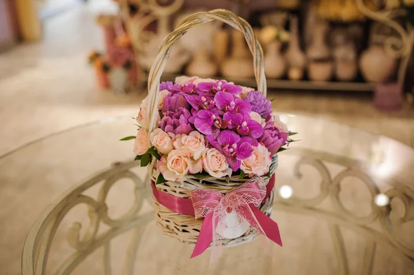 Beau bouquet rose de fleurs mixtes dans le panier sur la table — Photo
