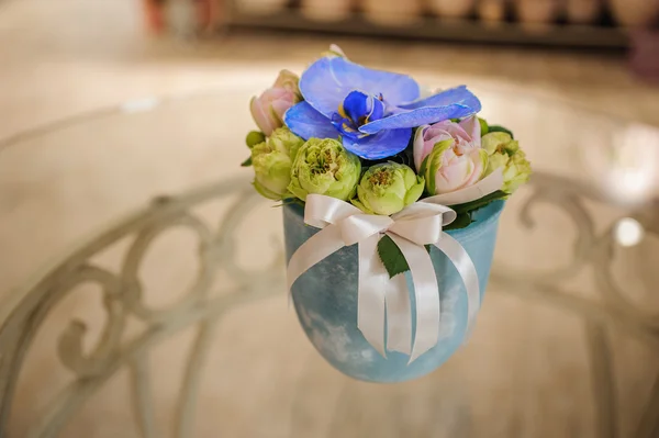 Petit bouquet de fleurs avec orchidée bleue — Photo
