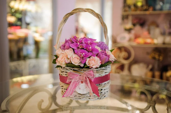 혼합된 꽃 바구니 테이블에서 아름 다운 핑크 꽃다발 — 스톡 사진