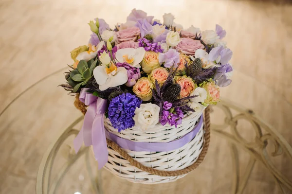 혼합된 꽃 바구니 테이블에서 아름 다운 보라색 꽃다발 — 스톡 사진