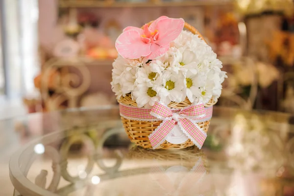 Gyönyörű fehér csokor vegyes virág kosár a táblázat — Stock Fotó