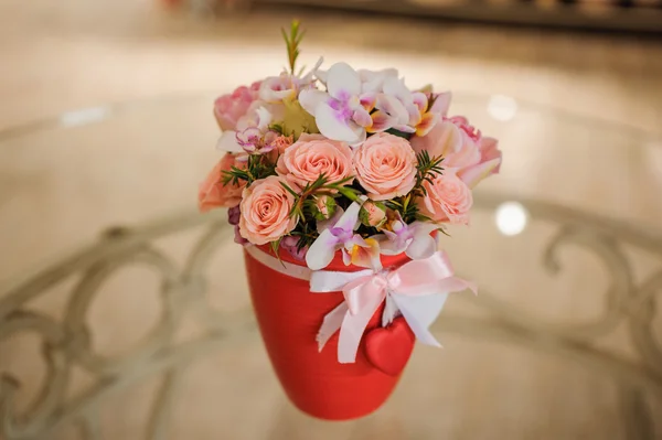 Beau bouquet rose de fleurs mixtes dans le panier sur la table — Photo