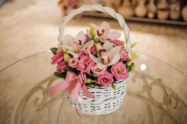 Beau bouquet rose de fleurs mixtes dans le panier sur la table — Photo
